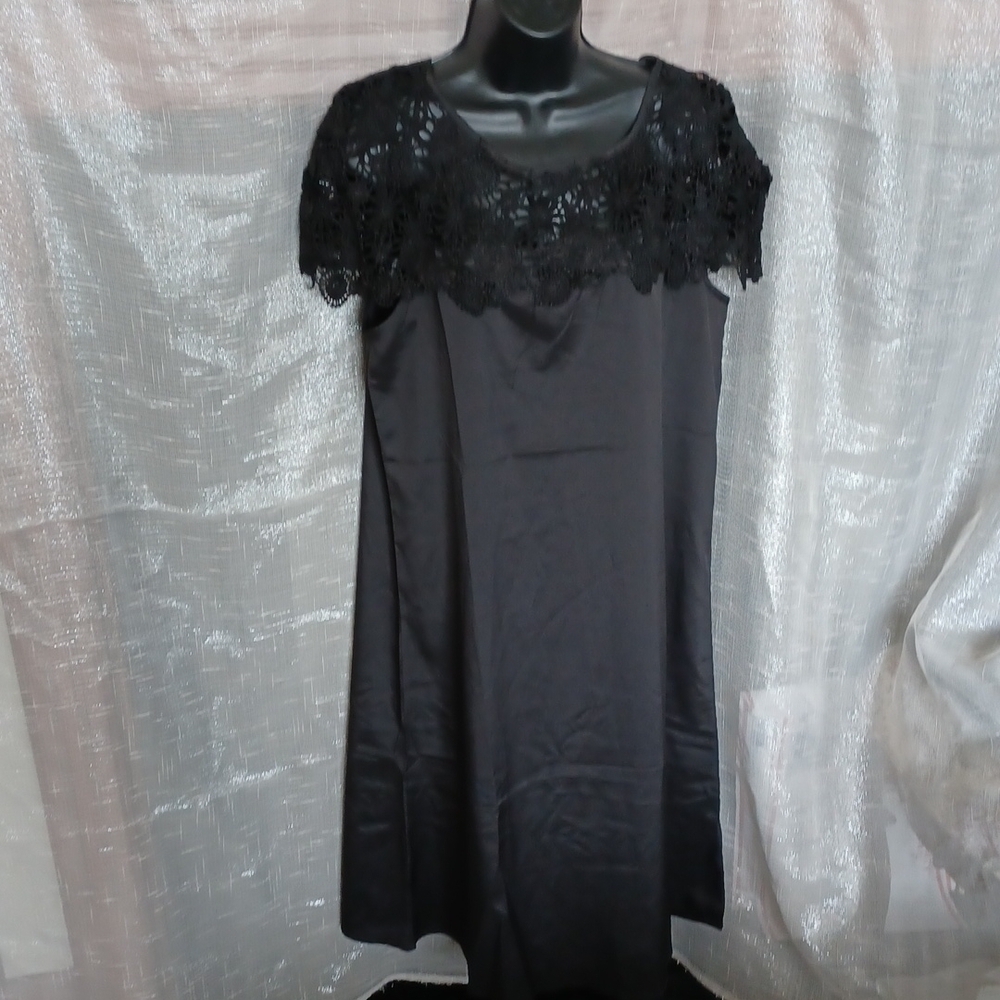 FHQ LBD w/ lace neck & shoulder details, NWT